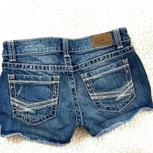 BKE Lowrise Stella V-Cut Stretch Slim Fit Hand Sanded Fray Denim Shorts Size 25 - Picture 4 of 15